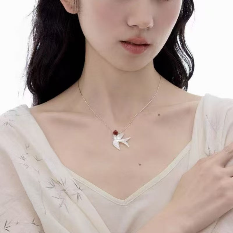 "Lone Crimson" – Neo-Chinese Original: Silver Collarbone Chain with White Mother-of-Pearl Swallow, Intimate & Artful