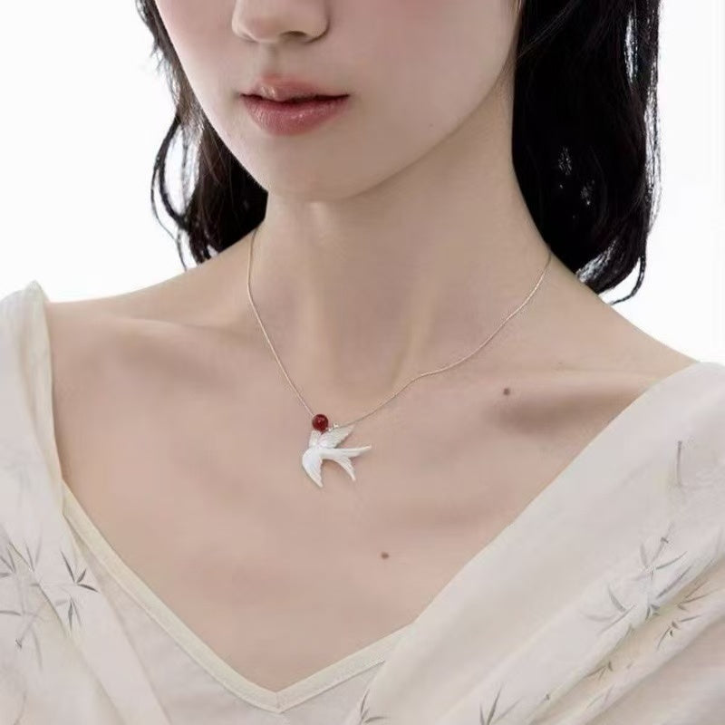 "Lone Crimson" – Neo-Chinese Original: Silver Collarbone Chain with White Mother-of-Pearl Swallow, Intimate & Artful