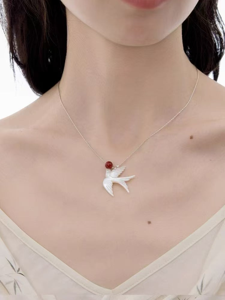 "Lone Crimson" – Neo-Chinese Original: Silver Collarbone Chain with White Mother-of-Pearl Swallow, Intimate & Artful
